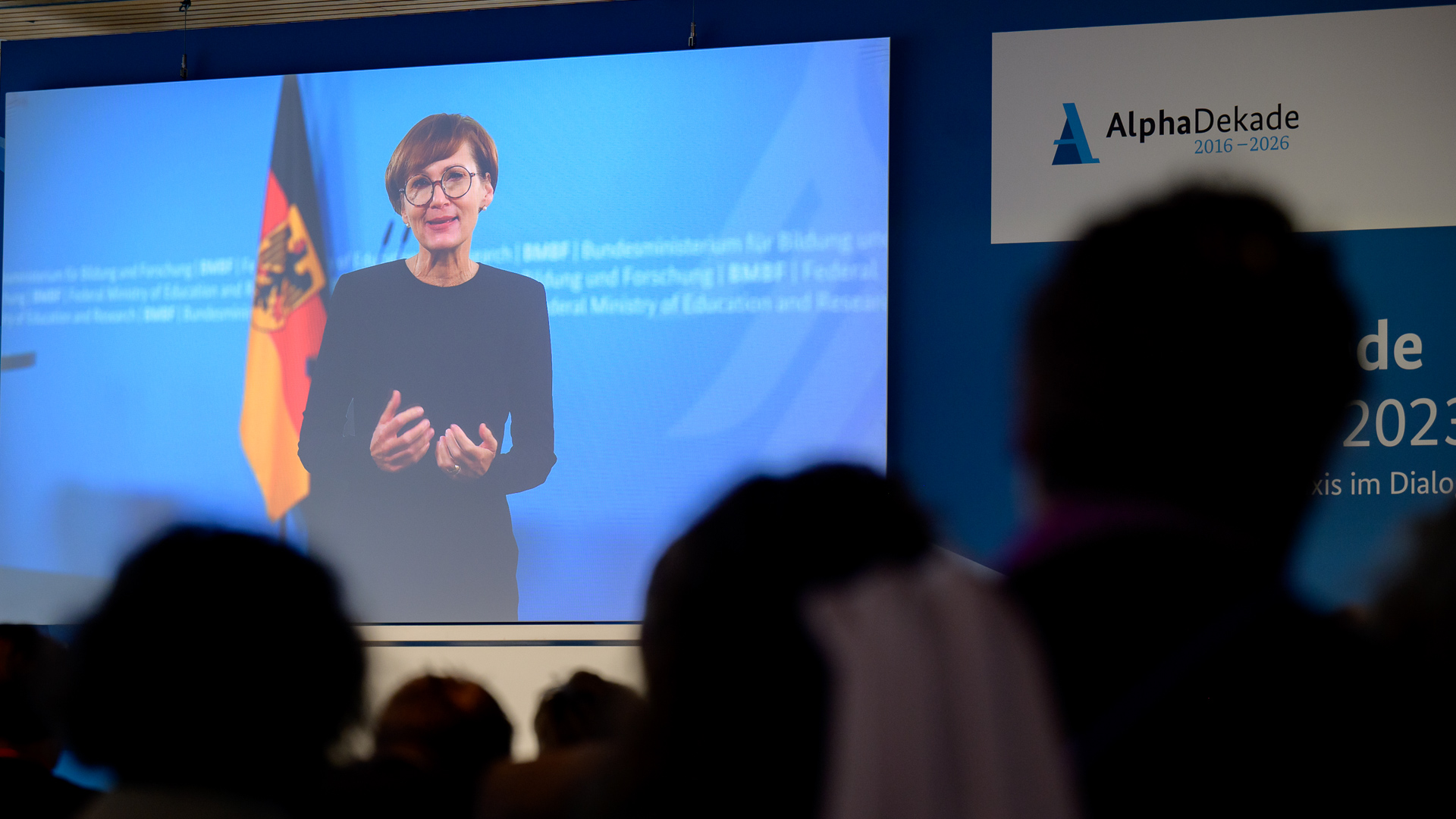 Ein Bild vom Video der Eröffnungsreder der Bundesbildungsministerin Bettina Stark Watzinger 